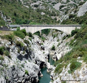 Gorges de L'Hérault (34) – Le pont-aqueduc du canal de l'Hérault, (branche rive-droite, jusqu'à Ceyras)