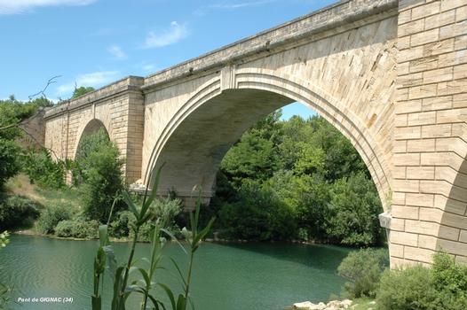 GIGNAC (34, Hérault) – Le pont de la RN 109 sur l'Hérault