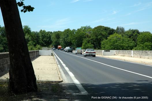 Pont de GIGNAC (34) – ce magnifique pont en « pierre du Gard » supporte le trafic de la RN 109, au franchissement de la rivière Hérault. Le futur pont de l'A 750, projeté à proximité, reprendra une grosse partie de ce trafic