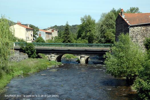 Pont de SAURIER (63) – en aval du pont médiéval, la D 26 franchit la Couze-de-Pavin sur cet ouvrage