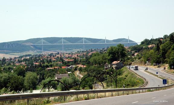 MILLAU (12, Aveyron) – Viaduc de l'A 75, vu de la RN 9 (au premier-plan la voie ferroviaire Béziers-Neussargues électrifiée au début du XXe)