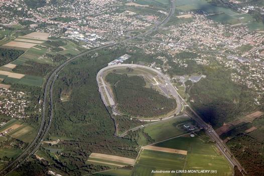 Autodrome de LINAS-MONTLHERY (91, Essone) – L'anneau de vitesse et, à gauche, la double chaussée de la RN 104