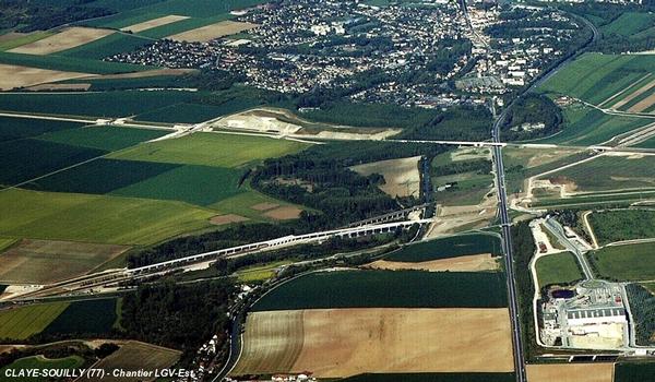 Claye-Souilly - Baustelle des TGV Ost/Europa mit der Querung des Ourcq-Kanals, der N3 sowie Kreuzung der östlichen TGV-Umfahrung von Paris