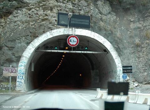 Commune de Malaussène (06, Alpes-Maritimes) – Tunnel de la Mescla, longueur 1015 m, tête d'ouvrage nord, RN 1202 (voie « descendante » de la RN 202)