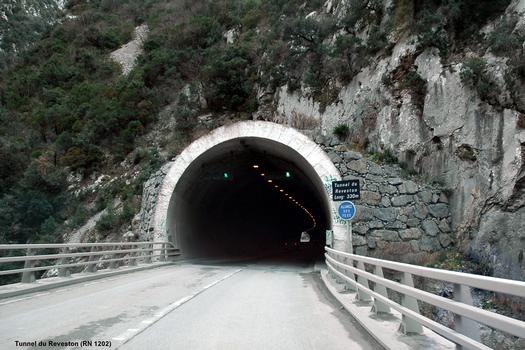 Commune de Malaussène (06, Alpes-Maritimes) – Tunnel du Reveston, longueur 330 m, tête d'ouvrage nord, RN 1202 (voie « descendante » de la RN 202)
