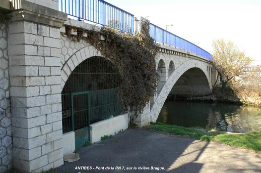 ANTIBES (06, Alpes-Maritimes) – Pont de la RN 7 sur la rivière Brague, aval