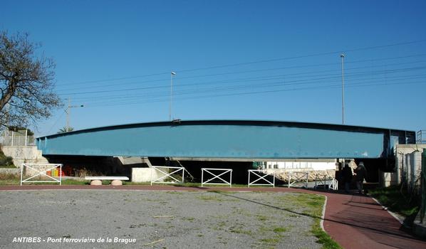 ANTIBES (06, Alpes-Maritimes) – Pont ferroviaire sur la rivière Brague. Ce pont récent a considérablement réduit les nuisances sonores au passage des trains