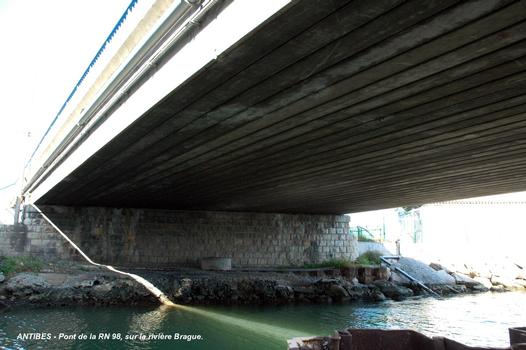 ANTIBES (06, Alpes-Maritimes) – Pont de la RN 98 sur la rivière Brague