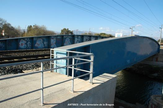 ANTIBES (06, Alpes-Maritimes) – Pont ferroviaire sur la rivière Brague. Ce pont récent a considérablement réduit les nuisances sonores au passage des trains