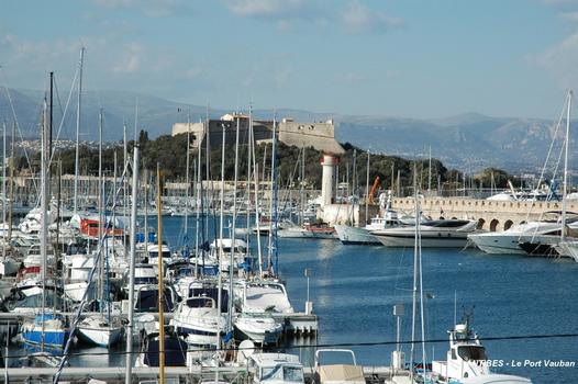 ANTIBES (06, Alpes-Maritimes) – Port Vauban, le bassin du vieux-port