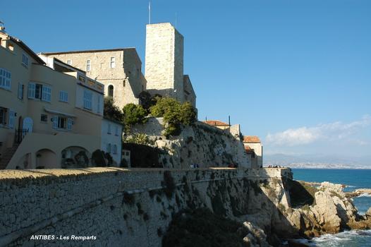 Festungsmauern an der Seefront in Antibes