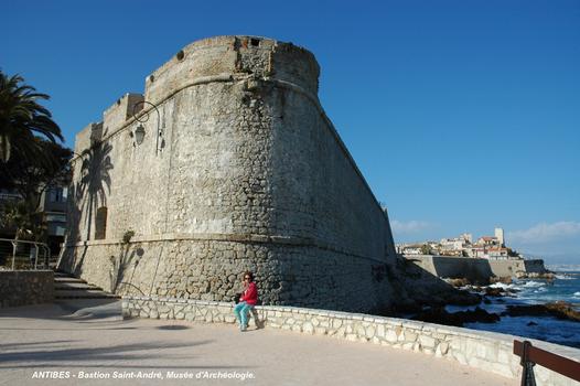 ANTIBES (06, Alpes-Maritimes) – Le « Bastion Saint-André », ancien fort à l'extrémité sud des remparts du 17e siècle, aujourd'hui Musée d'Archéologie