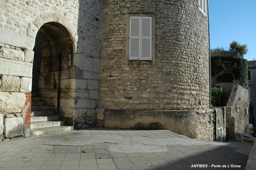 ANTIBES (06, Alpes-Maritimes) – La Porte de l'Orme, sur le Cours Masséna, est l'un des vestiges des remparts du Moyen-Age qui ceinturaient l'ancienne acropole grecque