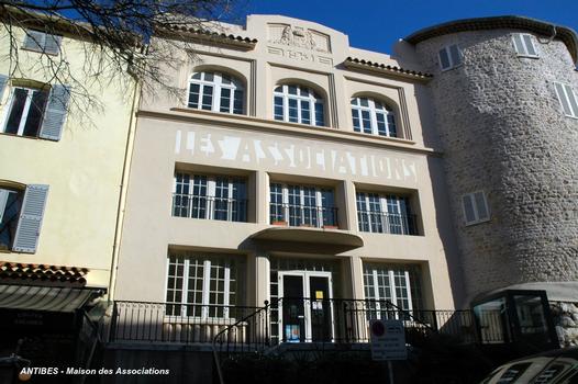 ANTIBES (06, Alpes-Maritimes) – Maison des Associations, façade Arts Déco sur le Cours Masséna (1931)