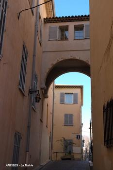 ANTIBES (06, Alpes-Maritimes) – Hôtel-deVille, passerelle sur la Rue de l'Horloge vers bâtiment annexe
