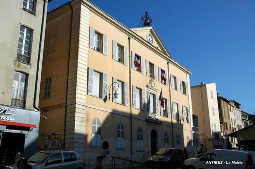 ANTIBES (06, Alpes-Maritimes) – Hôtel-deVille, façade principale sur le Cours Masséna