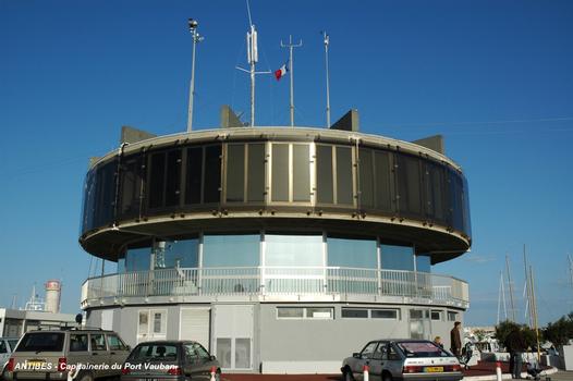 Hafenkontrollturm des Vauban-Hafens in Antibes