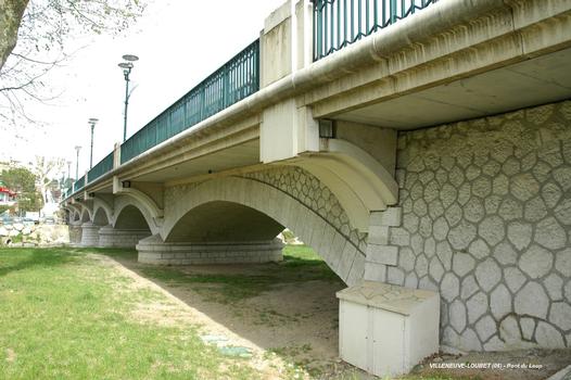 VILLENEUVE-LOUBET (06, Alpes-Maritimes) – Pont de la RD 2085 (ex RN 85), sur Le Loup. Lors de la rénovation une nouvelle dalle plus large a été construite, des chevêtres en forme de consoles supportent le débordement de la dalle