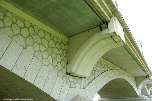 VILLENEUVE-LOUBET (06, Alpes-Maritimes) – Pont de la RD 2085 (ex RN 85), sur Le Loup. Lors de la rénovation une nouvelle dalle plus large a été construite, des chevêtres en forme de consoles supportent le débordement de la dalle