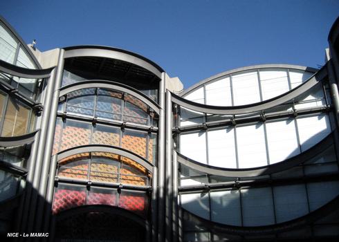 NICE – Musée d'Art Moderne et d'Art Contemporain, façades intérieures sur la place Yves Klein