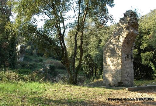 ANTIBES (06, Alpes-Maritimes) – Vestiges de l'aqueduc romain (longueur: 14 km), ouvrage sur le ruisseau des Semboules, quartier des Clausonnes (limite des communes de Valbonne et d'Antibes)