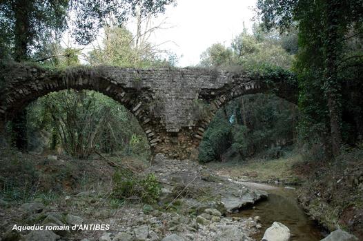 ANTIBES (06, Alpes-Maritimes) – Vestiges de l'aqueduc romain (longueur: 14 km), ouvrage sur le ruisseau Valmasque, quartier des Clausonnes (limite des communes de Vallauris et de Valbonne)