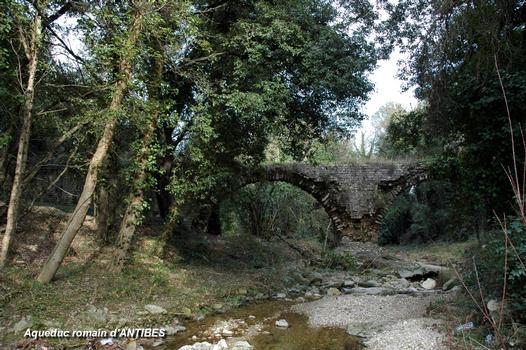 ANTIBES (06, Alpes-Maritimes) – Vestiges de l'aqueduc romain (longueur: 14 km), ouvrage sur le ruisseau Valmasque, quartier des Clausonnes (limite des communes de Vallauris et de Valbonne)