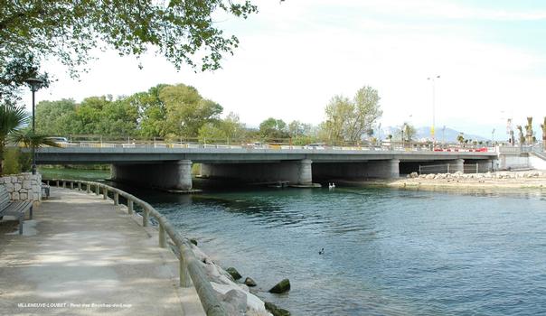 VILLENEUVE-LOUBET & CAGNES-sur-MER (06, Alpes-Maritimes) – Pont « des Bouches-du-Loup » (pont de la RD 6098, ex RN 98) sur le Loup, côté mer