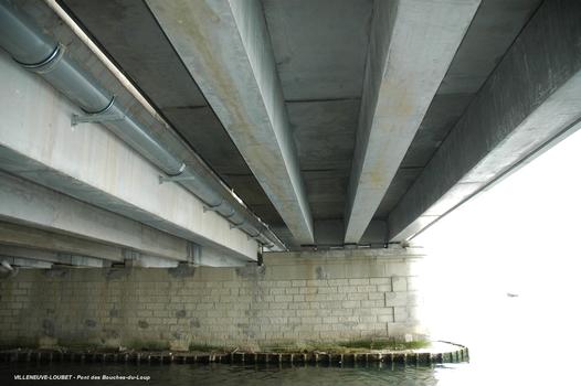 VILLENEUVE-LOUBET & CAGNES-sur-MER (06, Alpes-Maritimes) – Pont « des Bouches-du-Loup » (pont de la RD 6098, ex RN 98) sur le Loup, côté mer. Les trois poutres et la dalle du trottoir ont été reconstruites (altérées par la proximité de la mer)