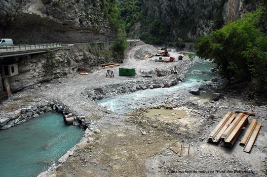 UTELLE & TOURNEFORT (06, Alpes-Maritimes) – Nouveau « Pont des Batteries », construction d'un viaduc dans le lit de la Tinée. Battage des palplanches pour les fondations des piles