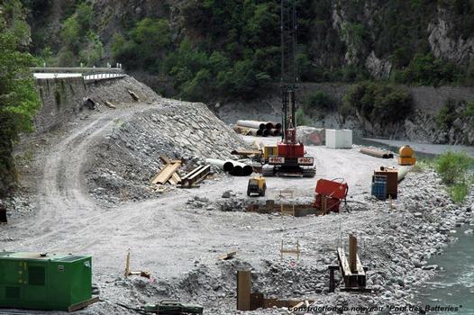 UTELLE & TOURNEFORT (06, Alpes-Maritimes) – Nouveau « Pont des Batteries », construction d'un viaduc dans le lit de la Tinée. Battage des palplanches pour les fondations des piles