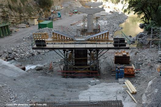 UTELLE & TOURNEFORT (06, Alpes-Maritimes) – Nouveau « Pont des Batteries », pilier P4, montage du coffrage du chevêtre et préparation du ferraillage, au premier-plan