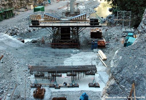 UTELLE & TOURNEFORT (06, Alpes-Maritimes) – Nouveau « Pont des Batteries », pilier P4, montage du coffrage du chevêtre et préparation du ferraillage, au premier-plan