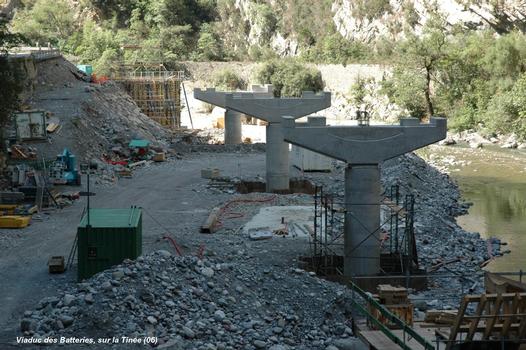 UTELLE & TOURNEFORT (06, Alpes-Maritimes) – Nouveau « Pont des Batteries », piliers P1, P2, P3 achevés, à gauche coffrage de la culée de rive gauche