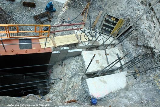 UTELLE & TOURNEFORT (06, Alpes-Maritimes) – Nouveau « Pont des Batteries », ancrages de la culée de rive droite dans la roche massive de la falaise