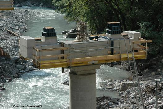 UTELLE & TOURNEFORT (06, Alpes-Maritimes) – Nouveau « Pont des Batteries », chevêtre et pilier P4 prêts pour la pose des poutres