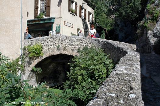 Moustiers-Sainte-Marie (04, Alpes-de-Haute-Provence) – Le Pont-Vieux sur l'Adou