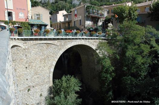 Moustiers-Sainte-Marie (04, Alpes-de-Haute-Provence) – Le Pont-Neuf sur l'Adou