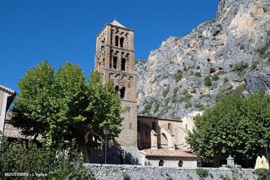 Moustiers-Sainte-Marie (04, Alpes-de-Haute-Provence) – L'église avec son clocher roman-lombard