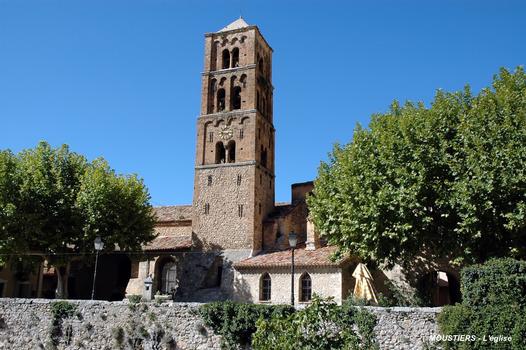 Moustiers-Sainte-Marie (04, Alpes-de-Haute-Provence) – L'église avec son clocher roman-lombard