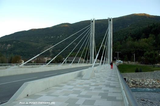 PUGET-THENIERS (06, Alpes-Maritimes) – Le Pont du Var, trottoir amont