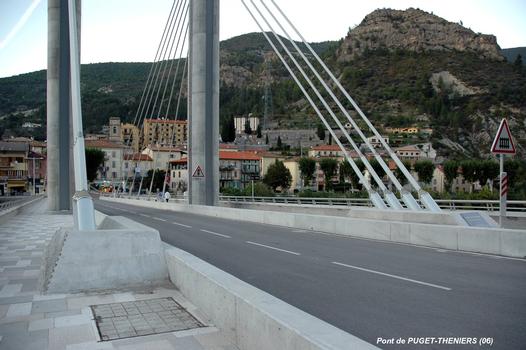 PUGET-THENIERS (06, Alpes-Maritimes) – Le Pont du Var, ancrage des haubans au « petit tablier »