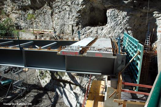 UTELLE & TOURNEFORT (06, Alpes-Maritimes) – Nouveau « Pont des Batteries », mise en place des dalles préfabriquées du tablier