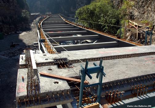 UTELLE & TOURNEFORT (06, Alpes-Maritimes) – Nouveau « Pont des Batteries », mise en place des dalles préfabriquées du tablier