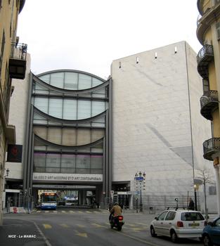 NICE – Musée d'Art Moderne et d'Art Contemporain, façade Est sur la traverse Garibaldi