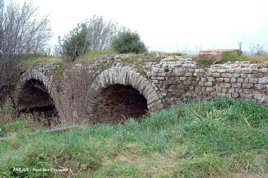 FRÉJUS (83, Var) - Vestiges du pont romain « des Esclapes », coté aval.(l'ouvrage est hors service)