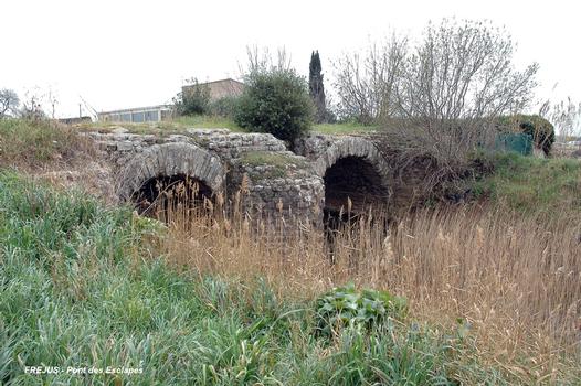 FRÉJUS (83 Var) - Pont romain « des Esclapes », coté amont, les piles sont renforcées par des avant-becs semi-circulaires (à l époque romaine le pont franchissait un cours d eau beaucoup plus important que le ruisseau actuel)