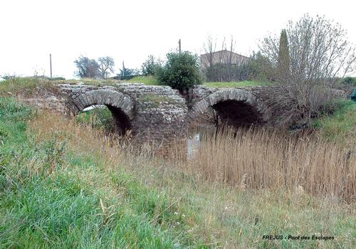 FRÉJUS (83 Var) - Pont romain «des Esclapes», coté amont, les piles sont renforcées par des avant-becs semi-circulaires (à l époque romaine le pont franchissait un cours d eau beaucoup plus important que le ruisseau actuel)