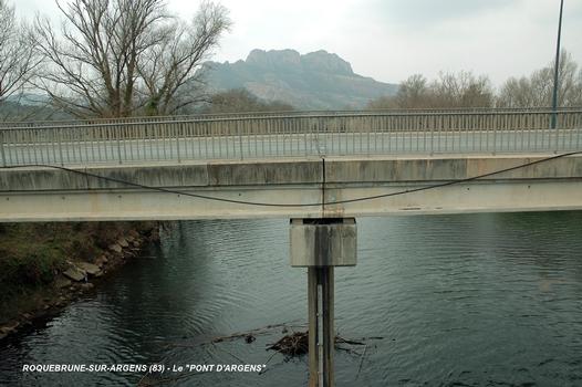 ROQUEBRUNE-sur-ARGENS (83, Var) – La RD 7 franchit la rivière Argens sur le nouveau « Pont d'Argens », construit en 1982 à côté de l'ancien pont