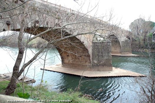 ROQUEBRUNE-sur-ARGENS (83, Var) – Pont d'Argens sur la rivière Argens, construit en 1829 (sur un projet de 1783), vue amont